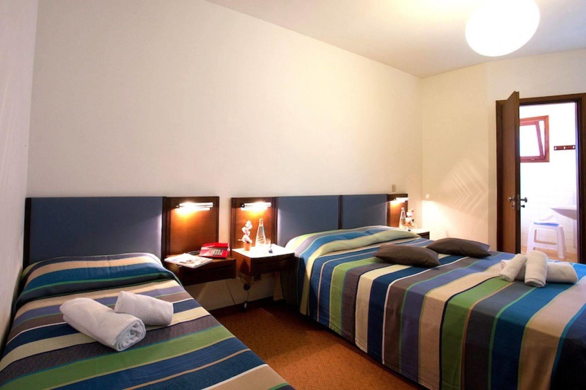 Hotel Plaza กราโด ภายนอก รูปภาพ